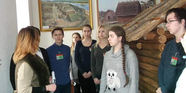 Рискуя жизнью, нас спасут- такой у них опасный труд!