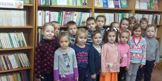 Преемственность Между государственным учреждением образования «Ясли &mdash; сад  18 г. Могилева» и учреждением общего среднего образования «Средняя школа  41 г. Могилева» сложились продуктивные формы сотрудничества по реализации планов подготовки дошкольников к обучению в школе.  Воспитанники старшей группы «В» нашего учреждения побывали в стенах школы. Радушный прием детям оказали педагоги, провели экскурсию по учреждению, посетили кабинет 1-го класса, где воспитанники почувствовали себя в роли учеников, посетили мини-музей, библиотеку, актовый зал.  Мы считаем, что только заинтересованность обеих сторон позволит по-настоящему решить проблемы преемственности дошкольного и начального образования, сделать переход ребенка из детского сада в начальную школу безболезненным и успешным. Пехтерева Наталья Ивановна заместитель заведующего по основной деятельности ГУО «Ясли-сад  18 г. Могилева»