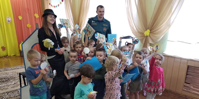 Пожарные спасатели в гостях у детей