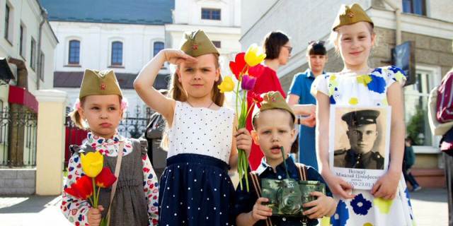 Полк памяти и цветы погибшим героям