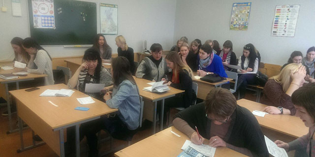 Мастер-класс как современная форма методической работы Мастер-класс &mdash; это особый жанр обобщения и распространения педагогического опыта, представляющий собой фундаментально разработанный оригинальный метод или авторскую методику. Мастер-класс отличается от других форм трансляции опыта тем, что в процессе его проведения идет непосредственное обсуждение предлагаемого методического продукта и поиск творческого решения педагогической проблемы. На базе государственного учреждения образования «Средняя школа  4 г. Могилева» прошли городские мастер-классы учителя английского языка государственного учреждения образования «Гимназия  3 г. Могилева» Каплан Ольги Александровны и учителя английского языка государственного учреждения образования «Средняя школа  4 г. Могилева» Кац Юлии Леонидовны. Мастер-классы по теме «Организация работы с мотивированными и одаренными учащимися» прошли в интерактивной форме. Учителя английского языка города не только познакомились с системой работы Ольги Александровны, но и попробовали использовать элементы драматизации в рамках работы ее мастер-класса. Юлия Леонидовна поделилась опытом использования в учебном процессе интерактивной доски, которая значительно повышает эффективность усвоения материала учащимися при значительной экономии времени, а также мотивирует учеников на получение знаний и успешность. Студнева Елена Валерьевна,  заместитель директора по учебной работе государственного учреждения образования «Средняя школа  4 г. Могилева»