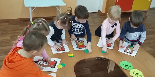 Всем ребятам надо знать, как по улице шагать...