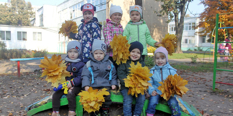 Осенняя прогулка малышей