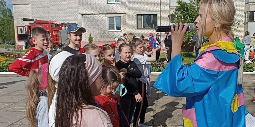 Пусть детство звонкое смеется