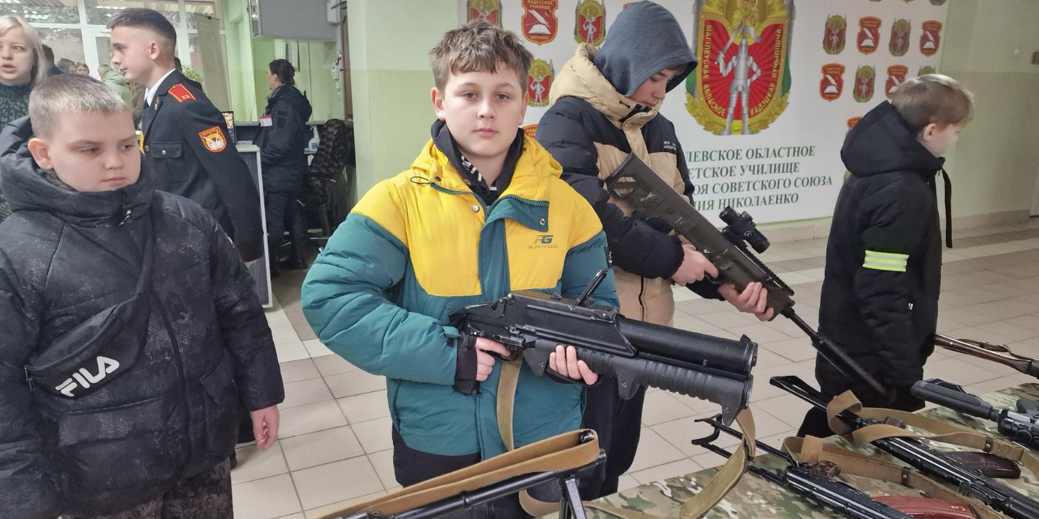 В гости к кадетам   22 ноября учащиеся 7 «А» класса государственного учреждения образования «Средняя школа № 4 г. Могилева им. И. С. Лазаренко» посетили День открытых дверей в Могилевском областном кадетском училище имени Героя Советского Союза Евгения Николаенко. Кадеты приглашали всех желающих подростков поступать в училище.   Интересная экскурсия по училищу, выставка обмундирования и вооружения, представленная Могилевским ОМОН, не оставила никого равнодушным. Завершился День открытых дверей концертом, подготовленным Могилевскими кадетами.  Очень приятно было видеть воспитанника нашей школы Езерского Матвея в числе кадетов.  Кудасов В.И.,  учитель информатики  государственного учреждения образования  «Средняя школа № 4 г. Могилева им. И.С. Лазаренко»